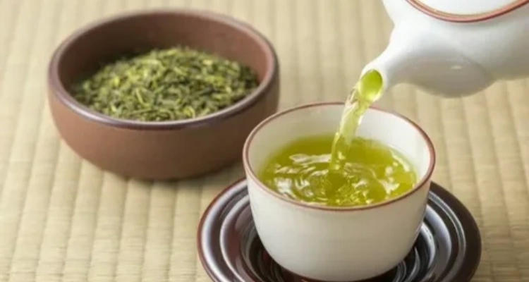 How to Fight Skin Aging with Natural Products